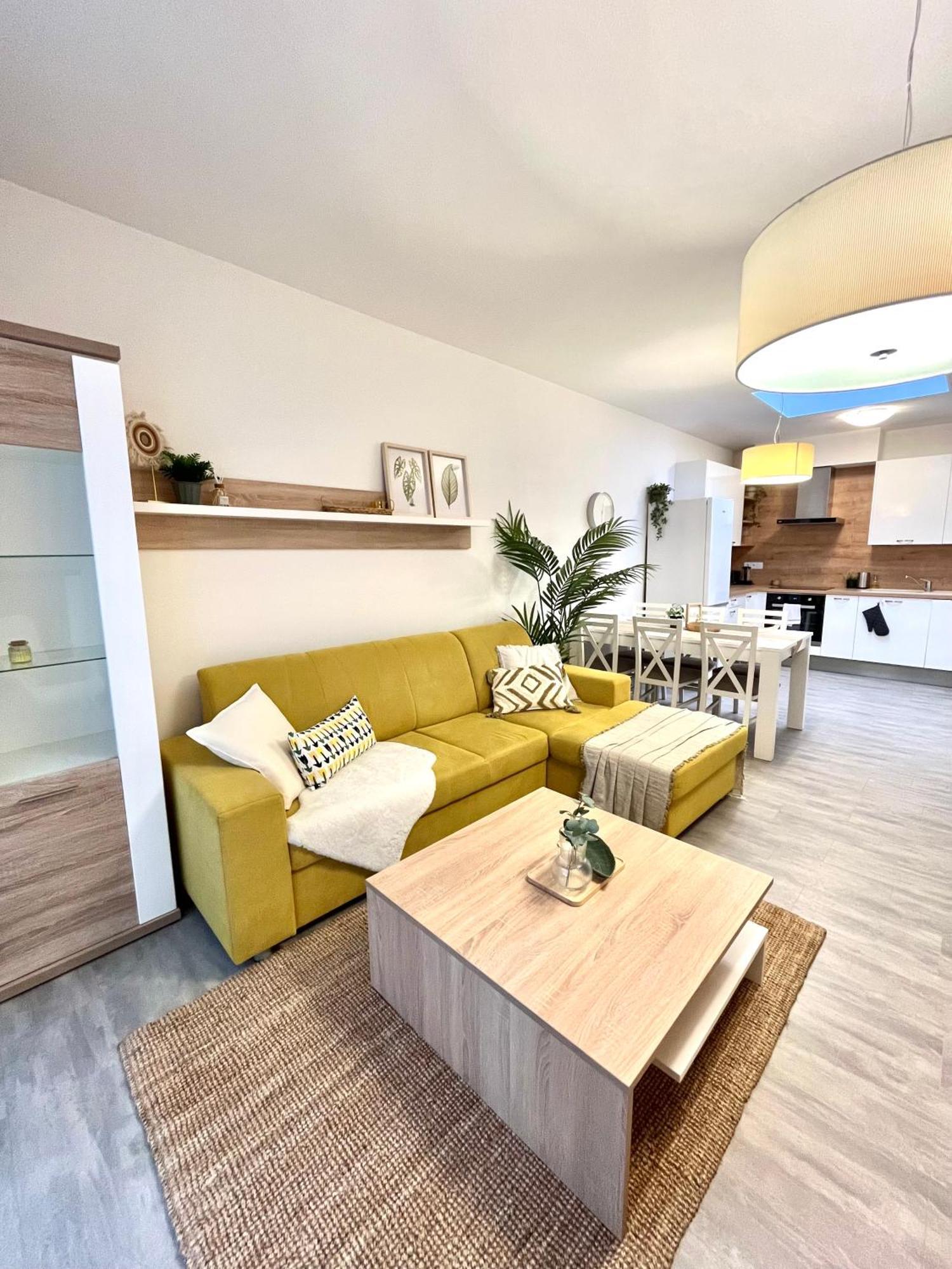 The Elite Suite Downtown 2- Bedroom Apt Ac & Garage Parking Bratislava Buitenkant foto