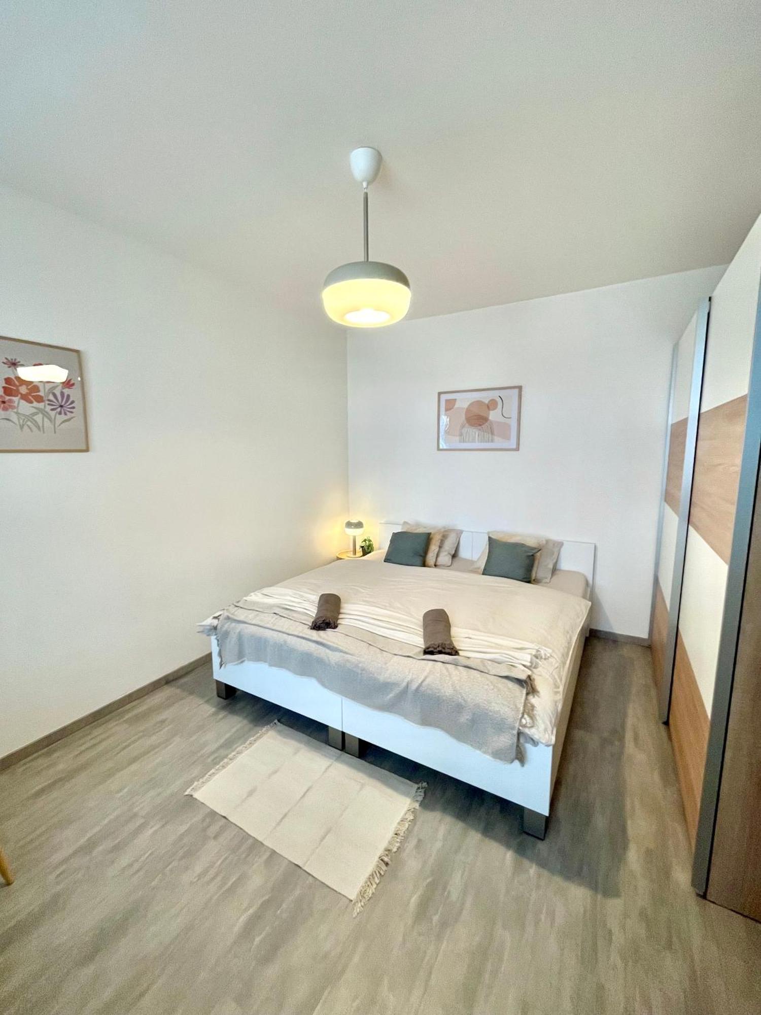 The Elite Suite Downtown 2- Bedroom Apt Ac & Garage Parking Bratislava Buitenkant foto