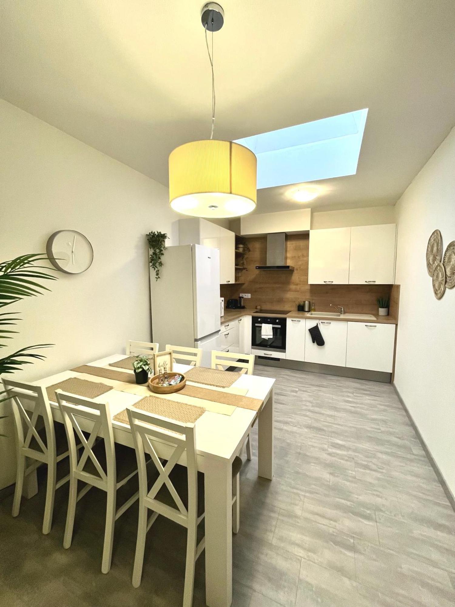 The Elite Suite Downtown 2- Bedroom Apt Ac & Garage Parking Bratislava Buitenkant foto