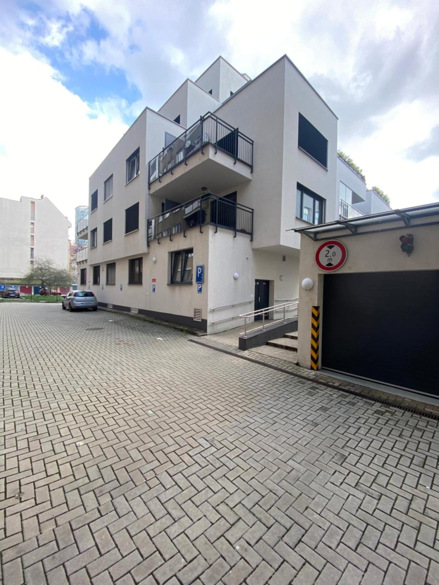 The Elite Suite Downtown 2- Bedroom Apt Ac & Garage Parking Bratislava Buitenkant foto